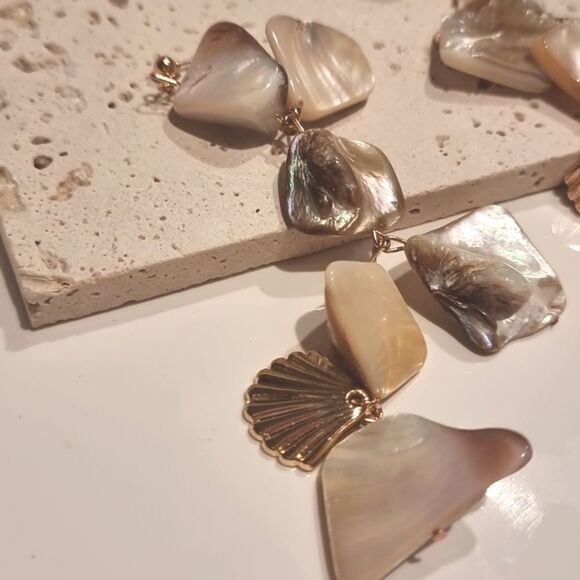New ANTHRO Shell Fan Scallop Earrings - Picture 4 of 8